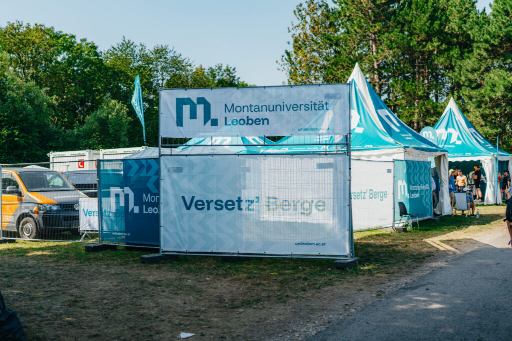 Foto des Montanuni-Bereichs beim Frequency Festival 2025 mit Zelten und Bannern der Montanuniversität Leoben
