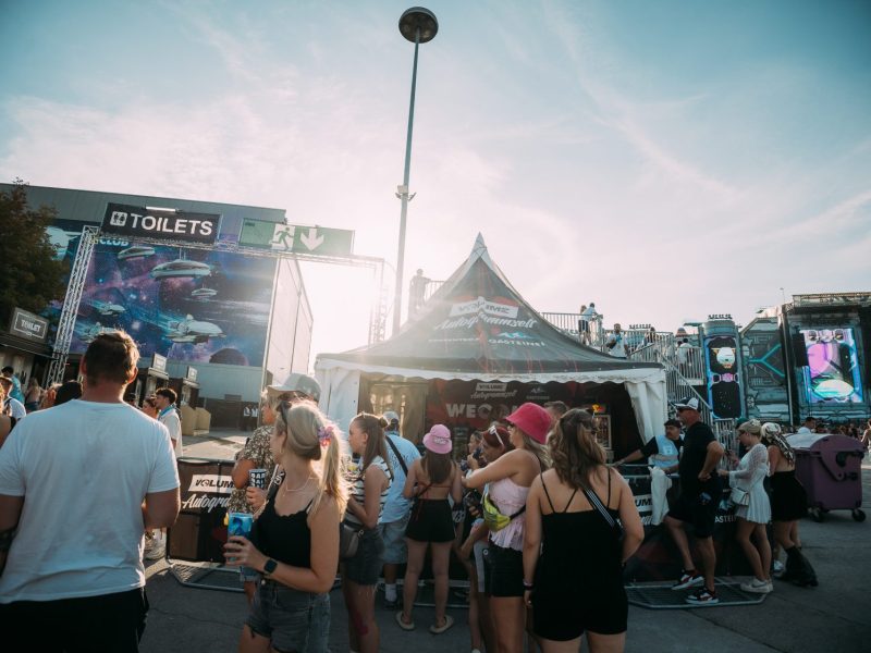 fm4-frequency-festival-2025-autogrammzelt-pres-by-gasteiner-115